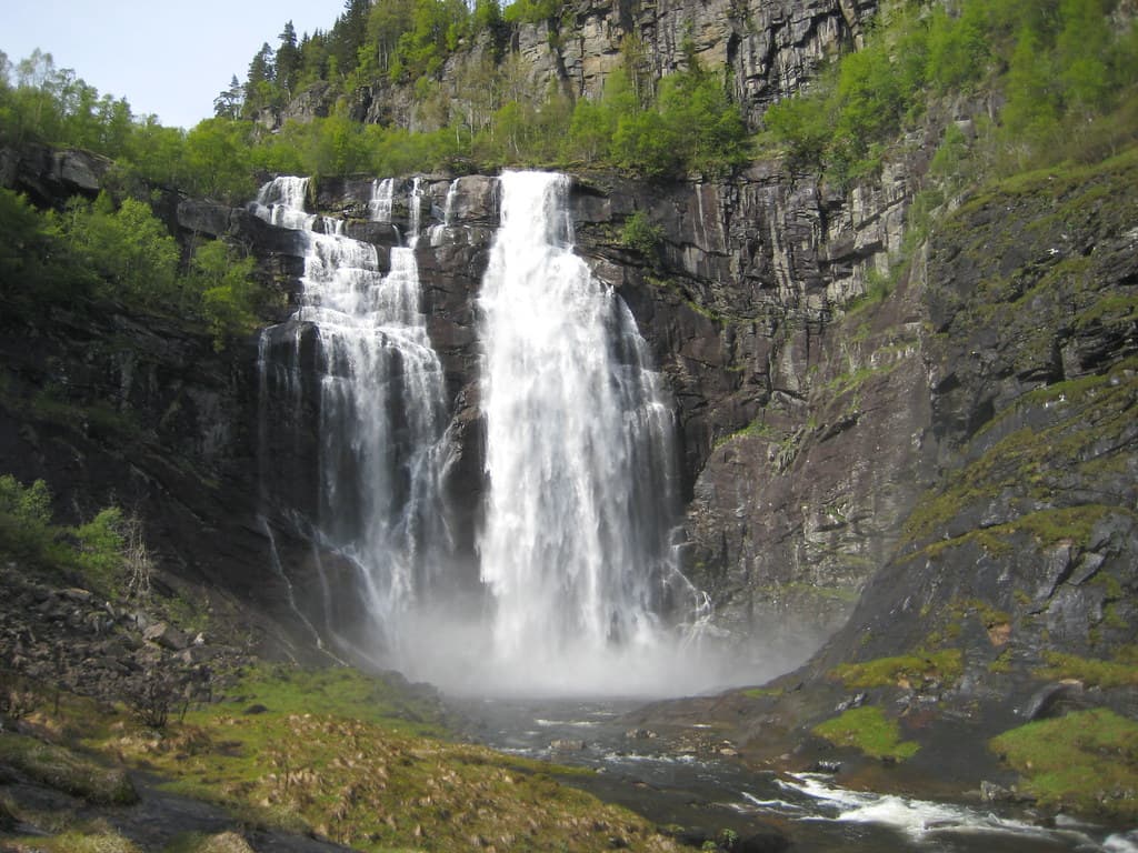Saatsada Waterfall Trek
